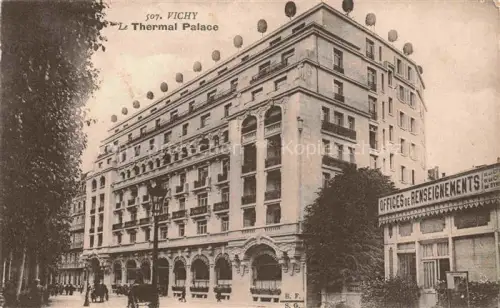 AK / Ansichtskarte VICHY 03 Allier Thermal-Palace Hotel Fassade Passanten Offices-de-Renseignements Jugendstil