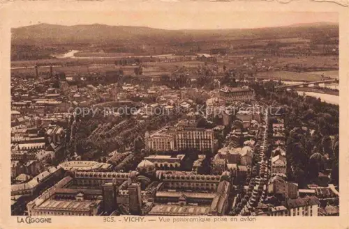 AK / Ansichtskarte VICHY 03 Allier Luftaufnahme Stadtansicht Fluss Allier Baeume Promenade Gebaeude Rue-Saint-Lazare