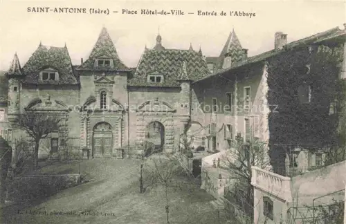 AK / Ansichtskarte Saint-Antoine-l Abbaye Place-Hôtel-de-Ville Abbaye Eingangstor Turm Giebelhaus Platz