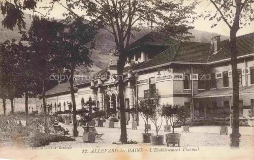 AK / Ansichtskarte Allevard-les-Bains GRENOBLE 38 Isere Etablissement-Thermal Kurhaus Kurpark Baeume Sitzbaenke Berge Badeort