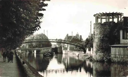 AK / Ansichtskarte MONTARGIS 45 Loiret Canal Passerelle Kanal Bruecke Schiff Turm Schleuse Ufer Fussgaenger