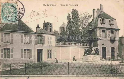 AK / Ansichtskarte BOURGES 18 Cher Place-de-l Arsenal Brunnen Skulptur Loewen Kathedrale Haeuser Zaun Platz