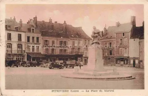 AK / Ansichtskarte Pithiviers-en-Gatinais 45 Loiret Place-du-Martroi Denkmal Café-du-Commerce Autos Stadtplatz Fassaden Geschaefte