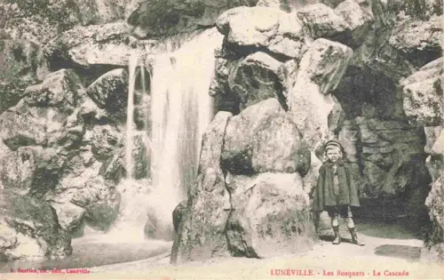 AK / Ansichtskarte LUNEVILLE 54 Meurthe-et-Moselle Bosquets Cascade Wasserfall Felsen Kind Grotte Park