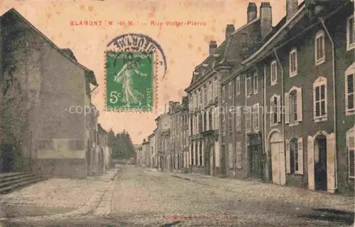 AK / Ansichtskarte Blamont Luneville 54 Meurthe-et-Moselle Rue-Victor-Pierre Kopfsteinpflaster Haeuserzeile Buergersteig Handkolorierung Semeuse
