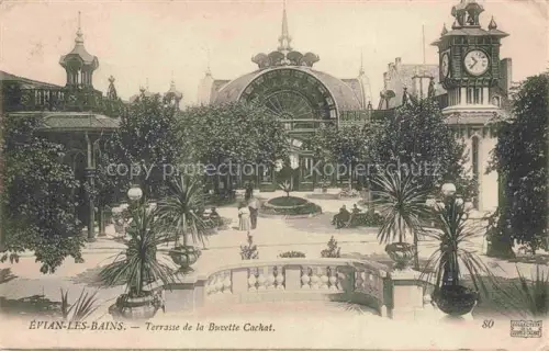 AK / Ansichtskarte Evian-les-Bains Thonon-les-Bains 74 Haute-Savoie Buvette-Cachat Terrasse Park Kiosk Uhrturm Palmen Passanten Gartenanlage