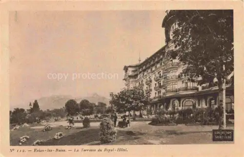 AK / Ansichtskarte Evian-les-Bains Thonon-les-Bains 74 Haute-Savoie Royal-Hôtel Terrasse Hotelgarten Berge Baeume Blumenbeete Belle-Epoque