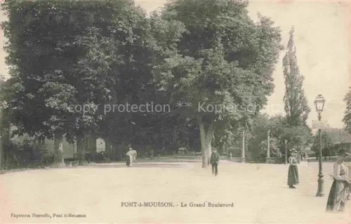 AK / Ansichtskarte Pont-a-Mousson 54 Meurthe-et-Moselle Grand-Boulevard Allee Baeume Passanten Laterne Promenade