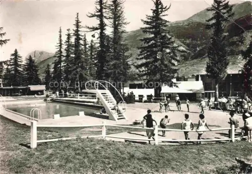AK / Ansichtskarte Monetier-les-Bains Le Briancon 05 Hautes-Alpes Piscine Club-Méditerranée Schwimmbad Sprungbrett Berge Nadelbaeume Kinder Tennisspieler Guisane