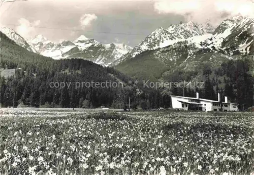 AK / Ansichtskarte Monetier-les-Bains Le Briancon 05 Hautes-Alpes Club-Méditerranée Wiese Narzissen Alpen Schneeberge Nadelwald Gebaeude Berglandschaft