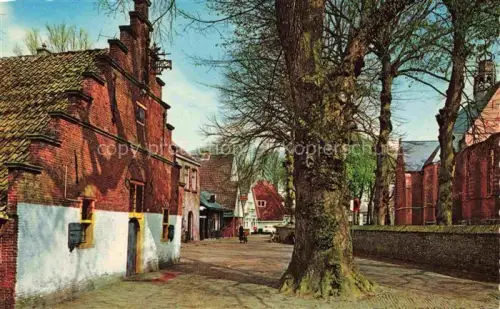 AK / Ansichtskarte Bergen ALKMAAR Noord-Holland NL Oude-Prinsweg Museum Ruïne Backsteingebaeude Kirche Baeume Kopfsteinpflaster