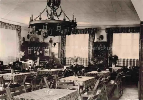AK / Ansichtskarte Lehde Luebbenau Spreewald Brandenburg Café-Venedig Gastraum Kronleuchter Spreewald Luebbenau Innenraum