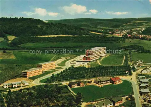 AK / Ansichtskarte Alfeld Leine Hildesheim Niedersachsen Stadt-und-Kreiskrankenhaus Luftbild Krankenhaus Huegel Felder Wohnhaeuser Allee