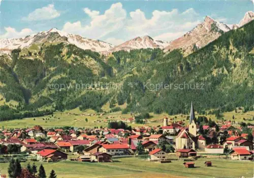 AK / Ansichtskarte Reutte Ausserfern Tirol AT Dorfansicht Kirche Bergpanorama Wiesen Haeuser Talblick