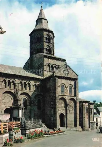 AK / Ansichtskarte Orcival Clermont-Ferrand 63 Puy-de-Dome Église-romane romanische-Kirche Turm Fassade Denkmal Blumen
