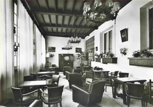 AK / Ansichtskarte Royat-les-Bains Clermont-Ferrand 63 Puy-de-Dome Hôtel-Chalet-Fleuri Grand-Salon Innenraum Tische Stuehle Kronleuchter Fernseher