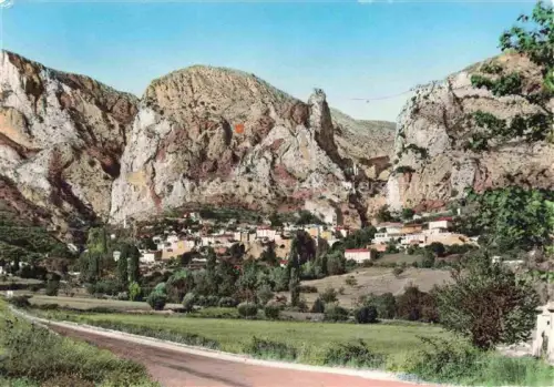 AK / Ansichtskarte Moustiers-Sainte-Marie 04 Alpes-de-Haute-Provence Gorges-du-Verdon Brèche Chaîne Felsen Dorf Schlucht Klippen