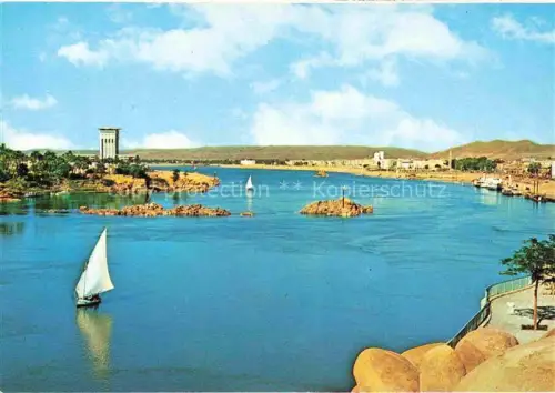 AK / Ansichtskarte Assuan Asswan Aswan Egypt Nil Feluke Segelboot Felsen Insel Hotel Palmen Wuestenlandschaft