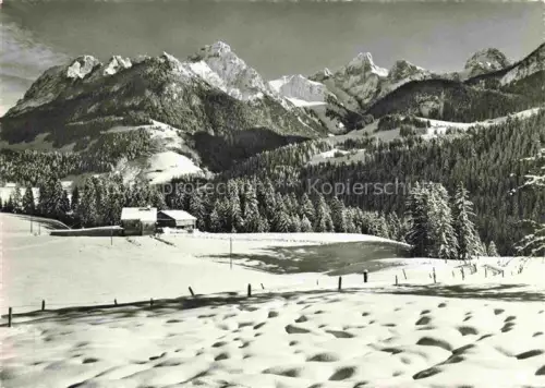 AK / Ansichtskarte Chateau-d Oex VD Winterlandschaft Bergpanorama Schnee Tannen Bauernhaeuser Alpen