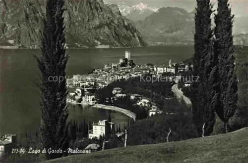 AK / Ansichtskarte Malcesine Lago di Garda Veneto IT Lago-di-Garda Burg Zypressen See Berge Ortschaft Kastell Uferpanorama