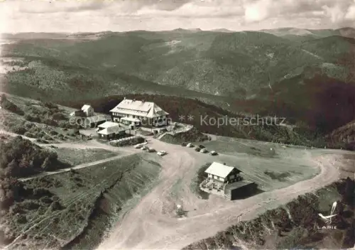AK / Ansichtskarte Le Grand-Ballon 68 Alsace Vosges Hôtel-du-Ballon Luftaufnahme Berggipfel Wald Talblick Vosges Hotel Parkplatz