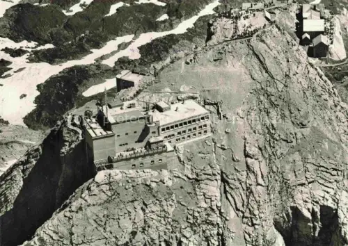 AK / Ansichtskarte Saentis 2504m Appenzell AR Saentis-Gipfel Bergstation Gipfelgebaeude Felsen Schnee Besucher Luftaufnahme