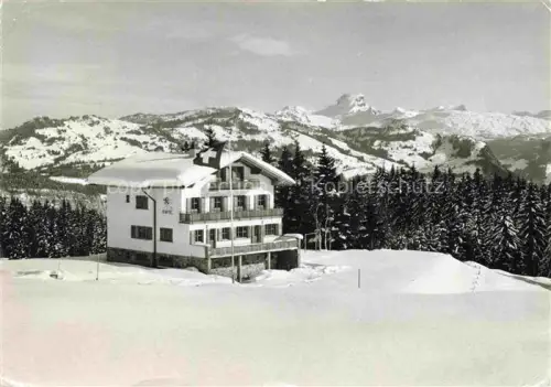 AK / Ansichtskarte Stoos SZ Staffel Ski-Club Ferienhaus Berghotel Schweizer-Fahne Winter Schnee Berge
