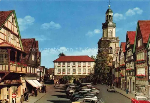 AK / Ansichtskarte Rinteln Weser Niedersachsen Marktplatz Kirche Rathaus Fachwerkhaeuser Engel-Apotheke Autos Kirchturm