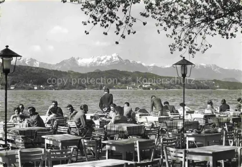 AK / Ansichtskarte Poertschach am Woerthersee Woerthersee Seeterrasse Werzerstrand Mittagskogel Berge Restaurant-Terrasse Gaeste Klagenfurt
