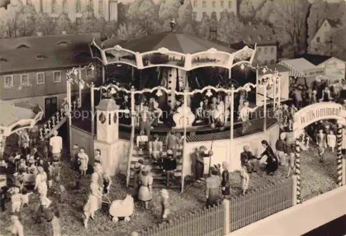 AK / Ansichtskarte Einsiedel Chemnitz Sachsen Karussell Miniaturwelt Modellanlage Figuren Jahrmarkt Willkommen-Schild Menschenmenge