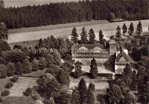 AK / Ansichtskarte Holzminden Weser Niedersachsen Landschulheim Oberhaus Wald Felder Tennisplatz Weser