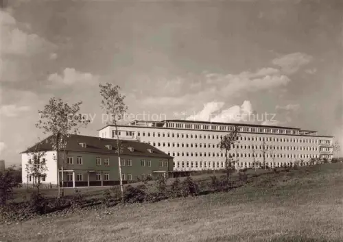 AK / Ansichtskarte Northeim Niedersachsen Albert-Schweitzer-Krankenhaus Klinik Krankenhausbau Wiese Baeume