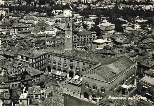 AK / Ansichtskarte Treviso Veneto IT Luftbild Piazza Stadtturm Palazzo Altstadt Daecher Innenstadt