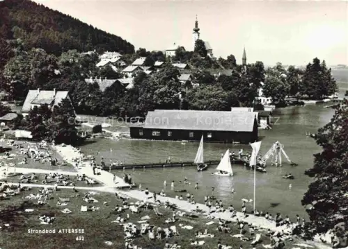 AK / Ansichtskarte Attersee Strandbad Attersee Salzkammergut See Segelboote Badegaeste Kirche Dorf