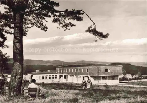 AK / Ansichtskarte Bad Sachsa Osterode Harz Niedersachsen Jugendherberge Harz Wald Berge Rasenflaeche Kiefer Gebaeude Panorama Paar