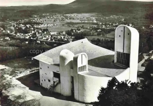 AK / Ansichtskarte RONCHAMP Lure 70 Haute Saone Chapelle-Notre-Dame-du-Haut Le-Corbusier Kirche Modernismus Fliegeraufnahme Tal Dorf