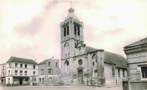 AK / Ansichtskarte Houilles Saint-Germain-en-Laye 78 Yvelines Kirche Kirchturm Kriegsschaeden Platz Wohnhaeuser Hotel