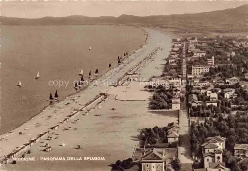 AK / Ansichtskarte RICCIONE RIMINI IT Spiaggia Strand Meer Segelboote Strandkabinen Promenade Kueste Adria Ortschaft