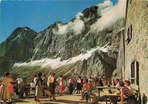 AK / Ansichtskarte Suedwandhuette 1910m Ramsau Dachstein AT Dachsteinmassiv Westterrasse Berghuette Wanderer Touristen Berglandschaft Felswand Schnee