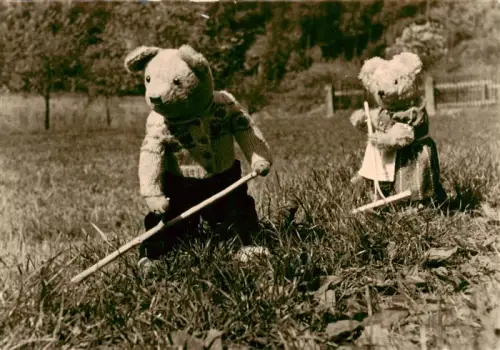 AK / Ansichtskarte Knick Teddybaeren Spielzeug Rechen Wiese Feld Tierfotografie DDR