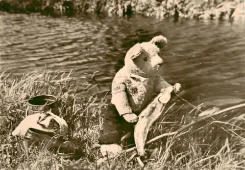 AK / Ansichtskarte Reichenbach  Vogtland Sachsen Teddybaer Angeln Fluss Gras Spielzeug Tierfotografie DDR