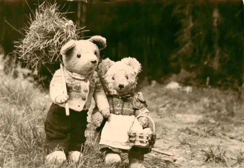 AK / Ansichtskarte Reichenbach  Vogtland Sachsen Teddybaeren Heu Picknickkorb Wald Spielzeug Tierfotografie DDR