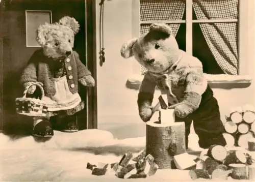 AK / Ansichtskarte Reichenbach  Vogtland Sachsen Teddybaeren Holzhacken Korb Schnee Winter Spielzeug Tierfotografie DDR
