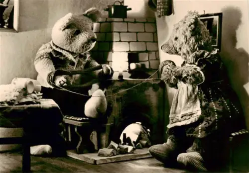 AK / Ansichtskarte Reichenbach  Vogtland Sachsen Teddybaeren Kamin Naehen Innenszene Spielzeug Tierfotografie DDR