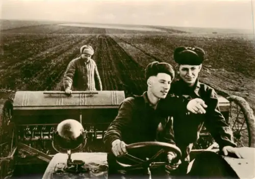 AK / Ansichtskarte MOSCOW  Moskau Moscou RU Traktor Landwirtschaft Saat Feld Sowjetunion Weltjugendfestspiele Kollektivwirtschaft