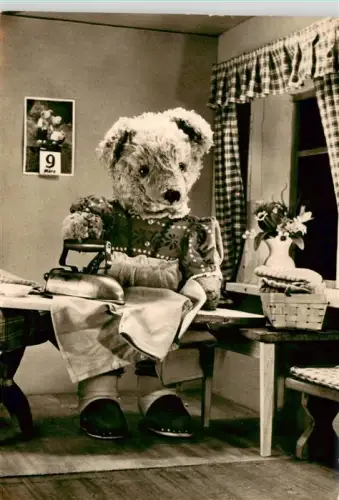 AK / Ansichtskarte Reichenbach  Vogtland Sachsen Teddybaer Buegeleisen Wohnzimmer Puppe DDR Spielzeug Kalender