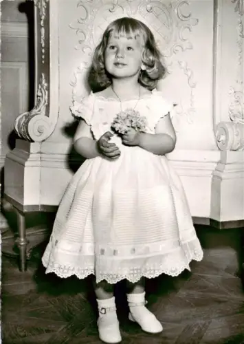 AK / Ansichtskarte Vaduz Liechtenstein FL Prinzessin-Nora-Elisabeth Liechtenstein Kind Portraet Festkleid Photo-Dita-Herein