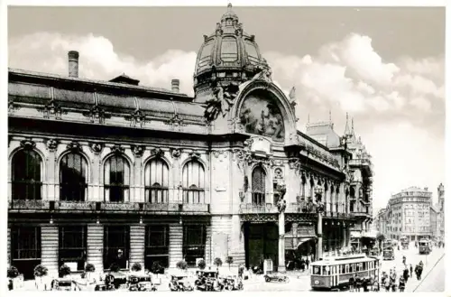 AK / Ansichtskarte Prague Hlavni Mesto Praha Obecní-d?m Gemeindehaus Strassenbahn Jugendstil Strassenszene Automobil Fassade