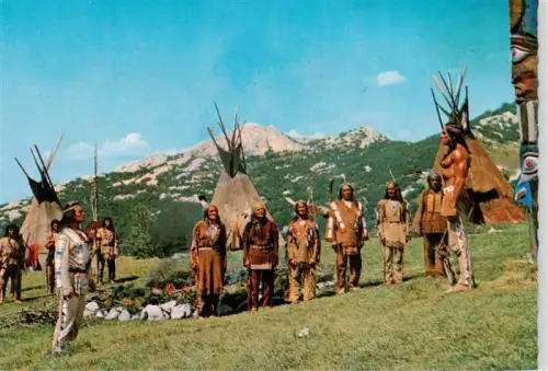 AK / Ansichtskarte Winnetou  May Karl Winnetou Karl-May Indianer Tipi Totem Haeuptlinge Verhandlung Wildwest Berge