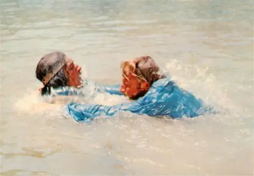 AK / Ansichtskarte Foto Constantin-Film Nr. Lex-Barker Winnetou Karl-May Winnetou-I-Teil Old-Shatterhand Apachen-Haeuptling Wasserkampf